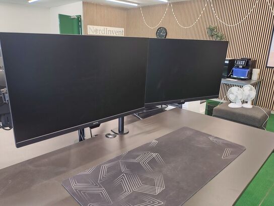 To Benq skærme på stativ 27"