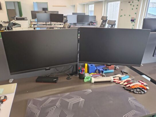 To Benq skærme på stativ 27"