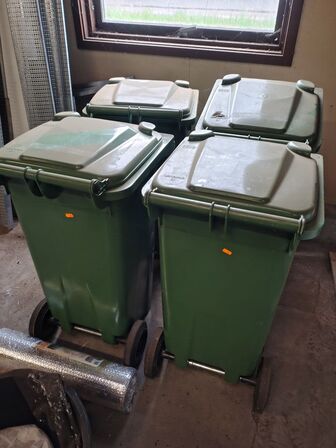 Fire grønne plast containere