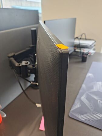 To Benq skærme på stativ 27"