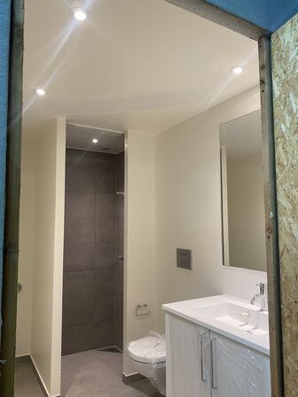 Færdigbyggede Badekabiner