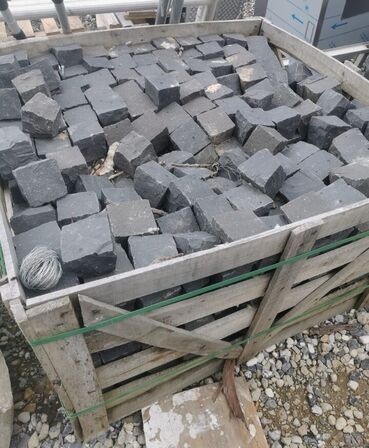 Chaussesten, håndhuggede sort basalt