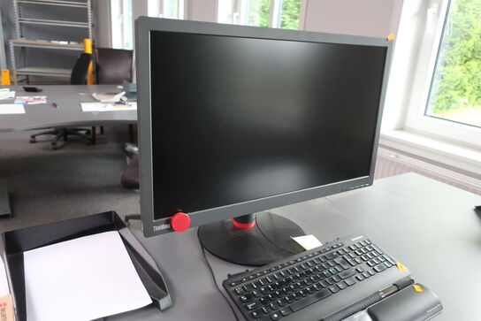 IT-udstyr på skrivebord