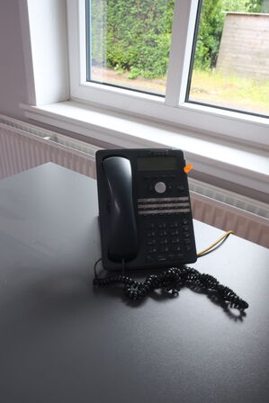 IT-udstyr på skrivebord