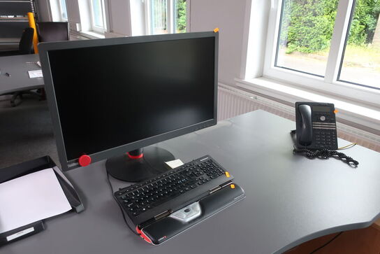 IT-udstyr på skrivebord