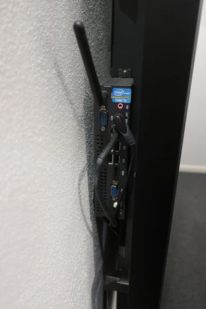 Konferenceanlæg med touchskærm GEENEE TOUCH samt soundbar AUDAC