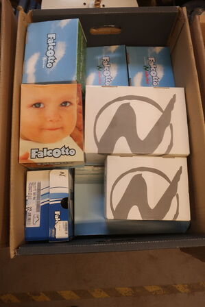 3 kasser med legetøj og sko