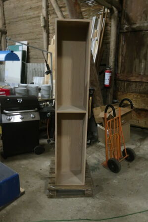 2 stk. Aflange væghængte reoler