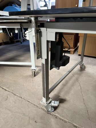 El hæve/sænkebord med lampe