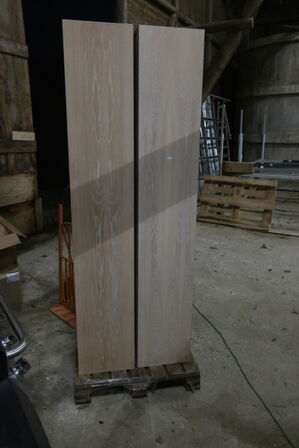 2 stk. Aflange væghængte reoler