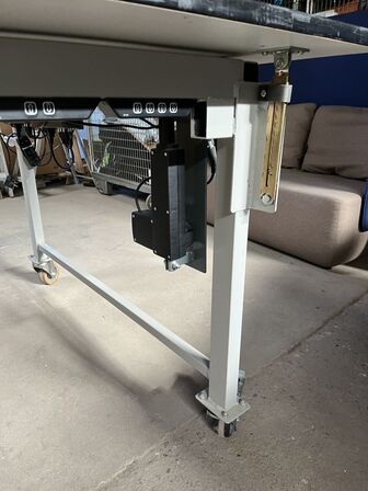 El hæve/sænkebord med lampe