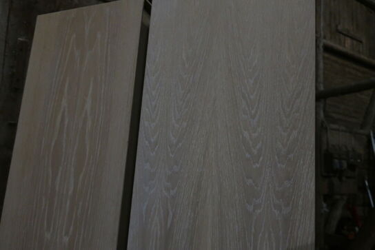 2 stk. Aflange væghængte reoler