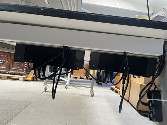 El hæve/sænkebord med lampe