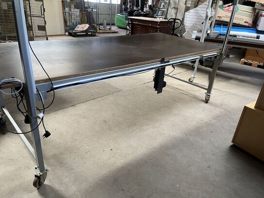 El hæve/sænkebord med lampe