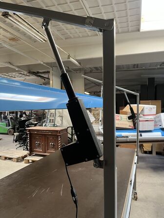 El hæve/sænkebord med lampe