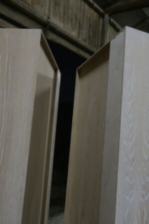 2 stk. Aflange væghængte reoler