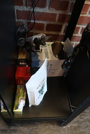 Kaffekværn WILFA samt div. kander, kedler m.v. på bord