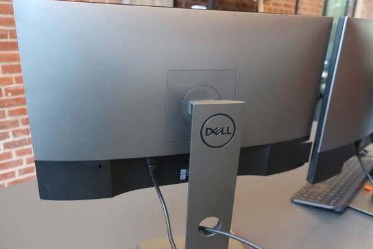 2 stk. 24" DELL skærme samt dockingstation og tastatur