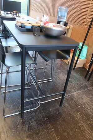 Højbord inkl. 4 barstole og indhold på bord