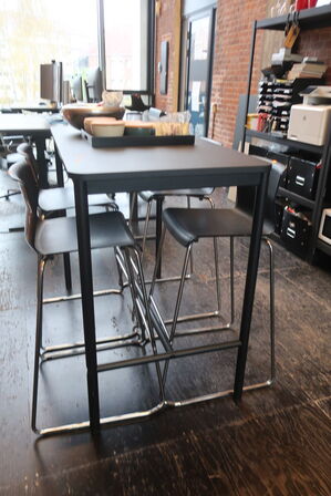 Højbord inkl. 4 barstole og indhold på bord