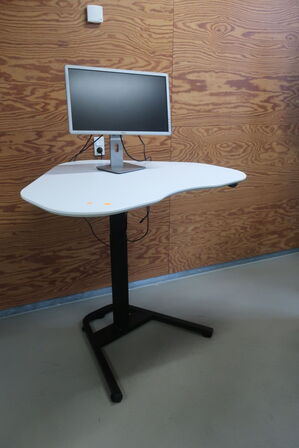 Elhæve/sænkebord skråt design inkl. DELL skærm