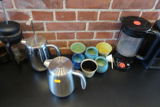 Kaffekværn WILFA samt div. kander, kedler m.v. på bord