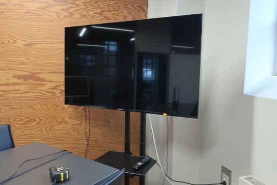 Fladskærm FINLUX inkl. stativ