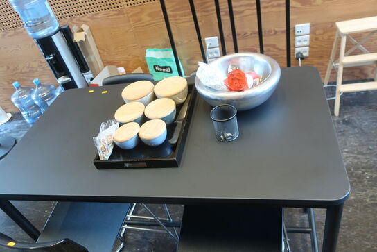 Højbord inkl. 4 barstole og indhold på bord