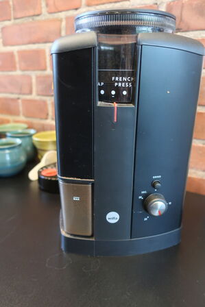 Kaffekværn WILFA samt div. kander, kedler m.v. på bord