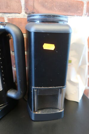 Kaffekværn WILFA samt div. kander, kedler m.v. på bord