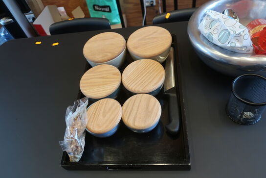 Højbord inkl. 4 barstole og indhold på bord