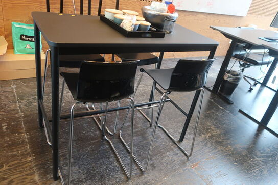 Højbord inkl. 4 barstole og indhold på bord