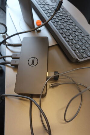 2 stk. 24" DELL skærme samt dockingstation og tastatur