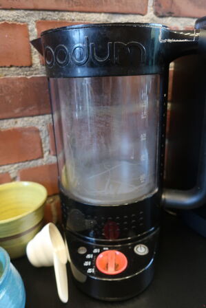 Kaffekværn WILFA samt div. kander, kedler m.v. på bord