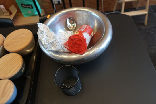 Højbord inkl. 4 barstole og indhold på bord