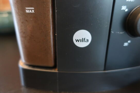 Kaffekværn WILFA samt div. kander, kedler m.v. på bord