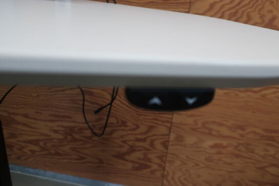 Elhæve/sænkebord skråt design inkl. DELL skærm