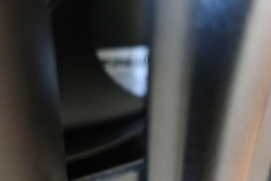 Fladskærm FINLUX inkl. stativ