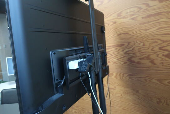 Fladskærm FINLUX inkl. stativ