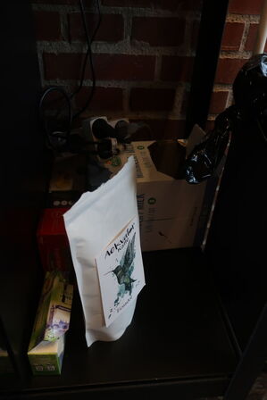 Kaffekværn WILFA samt div. kander, kedler m.v. på bord