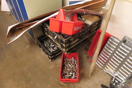 Indhold i hjørne af diverse skruer, bolte, fittings 