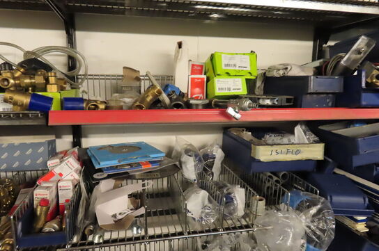 Indhold langs væg af diverse fittings