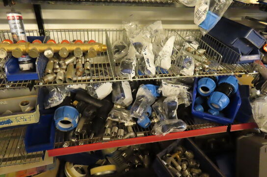 Indhold langs væg af diverse fittings