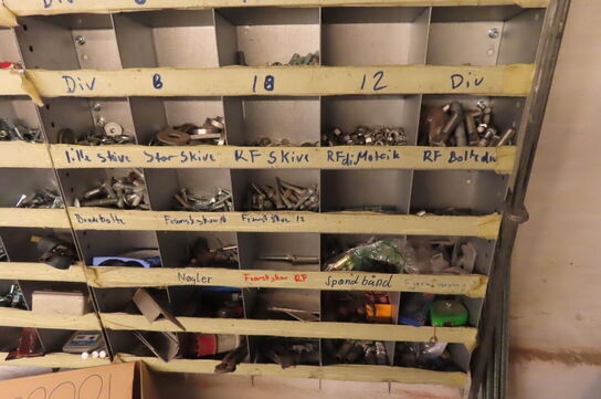 Indhold i hjørne af diverse skruer, bolte, fittings 