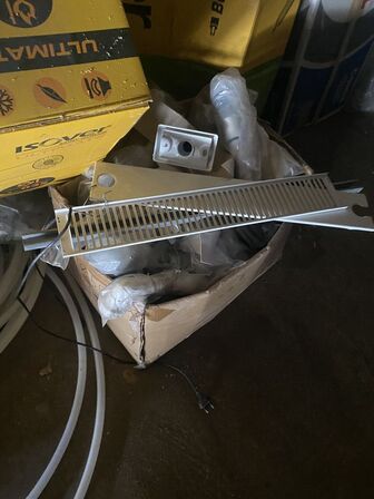 Indhold på loft af diverse slanger, dæk, isolering mv. 