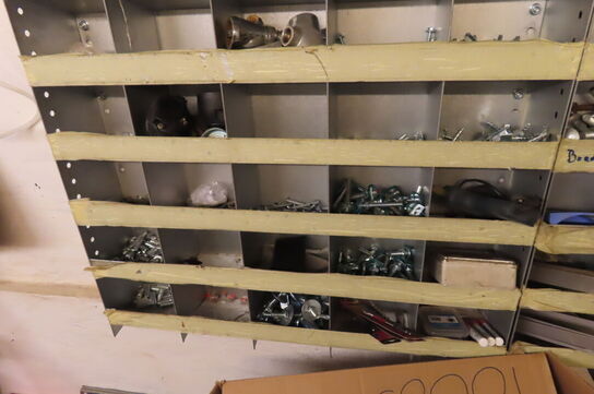 Indhold i hjørne af diverse skruer, bolte, fittings 