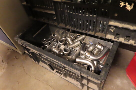 Indhold i hjørne af diverse skruer, bolte, fittings 