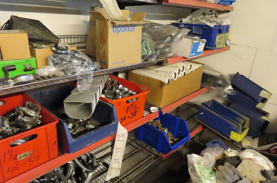 Indhold langs væg af diverse fittings