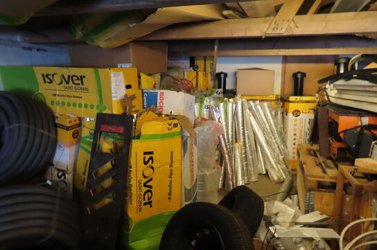 Indhold på loft af diverse slanger, dæk, isolering mv. 