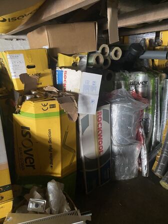 Indhold på loft af diverse slanger, dæk, isolering mv. 